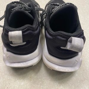 Nike Giannis Antetokounmpo boys basketball shoes size 4.5 gently used